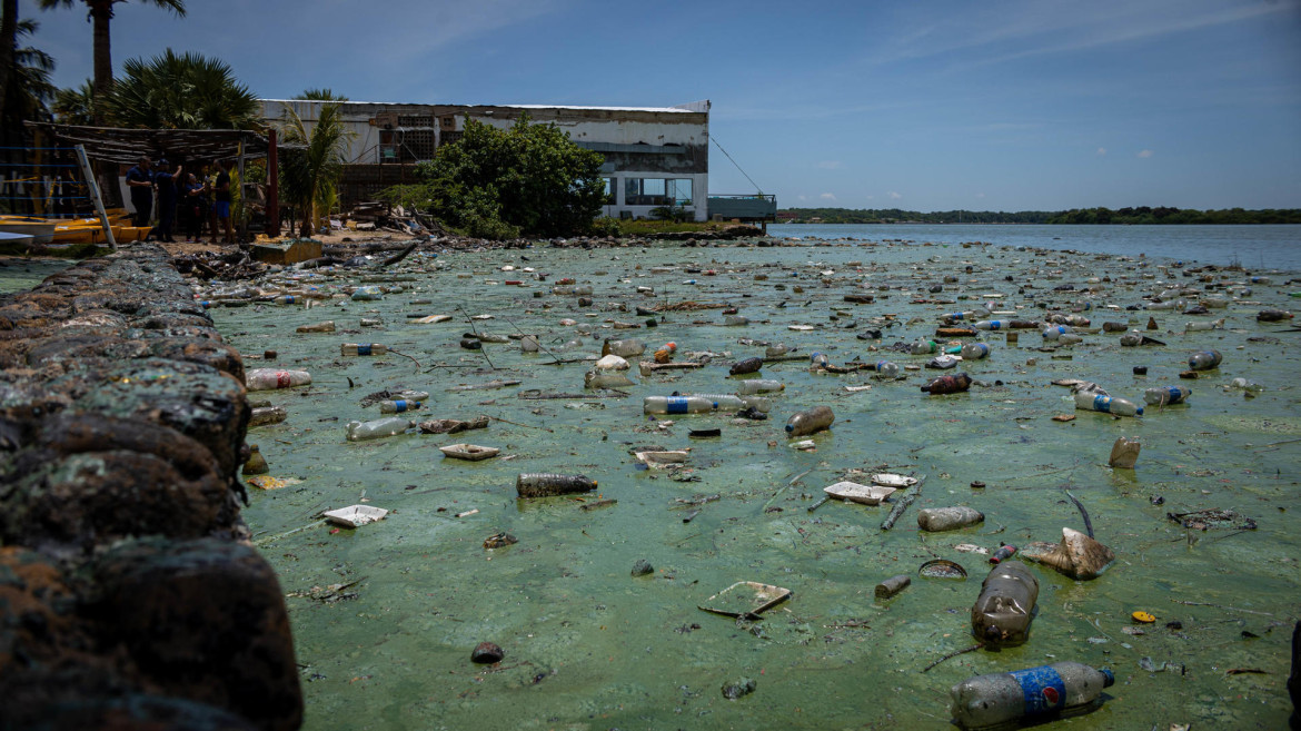 Las aguas son tan espesas que hasta los desechos más livianos flotan. Foto: EFE