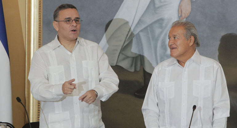 Los ex presidentes de El Salvador Mauricio Funes y Salvador Sánchez. Foto: EFE