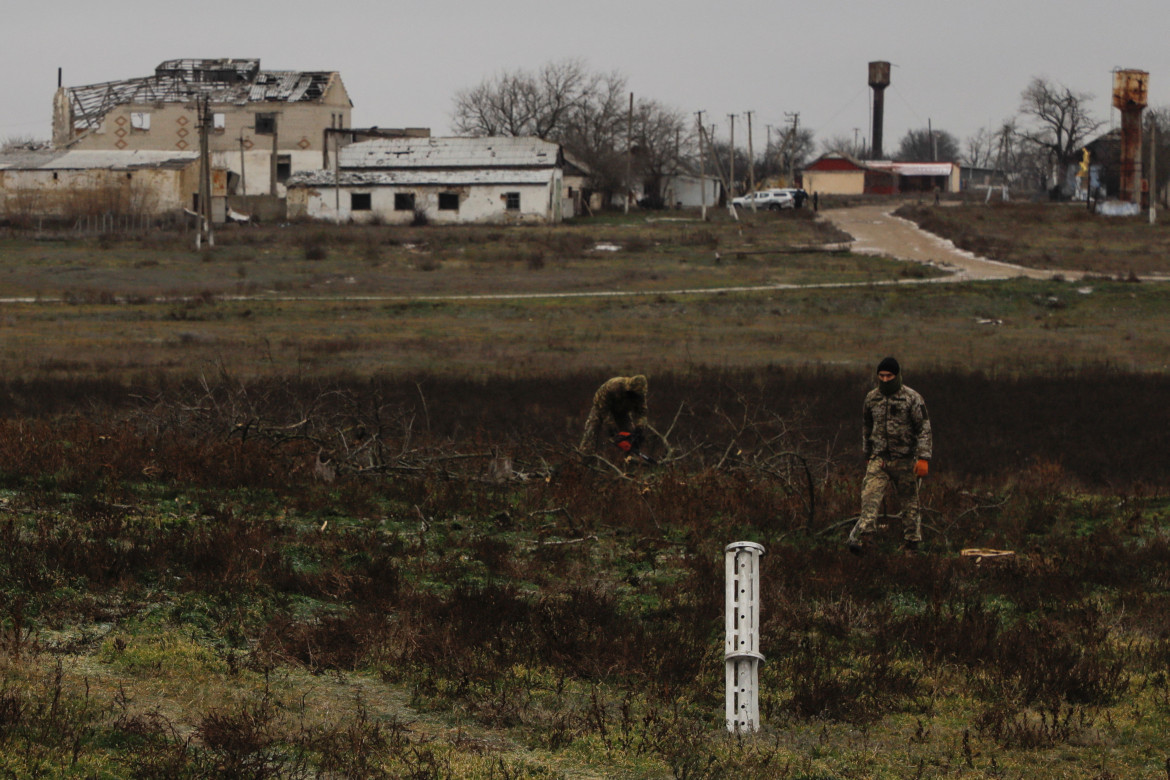 Miembros del servicio ucraniano trabajan junto a un proyectil portador de una bomba de racimo. Foto: Reuters.