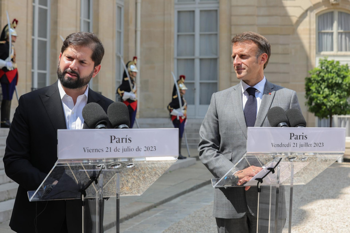 El presidente de Francia, Emmanuel Macron, y el presidente de Chile, Gabriel Boric, informaron a la prensa antes de su almuerzo. Foto: EFE.