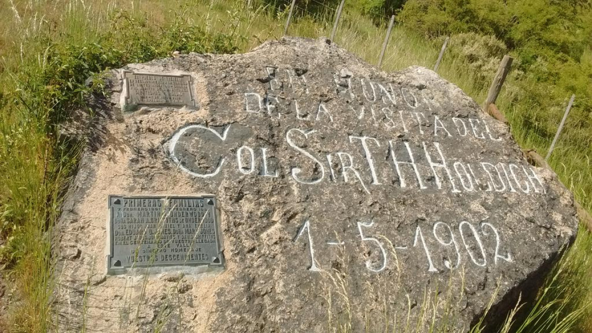 La piedra que recuerda la visita del Cnel. Sir Thomas Holdich en el sur argentino