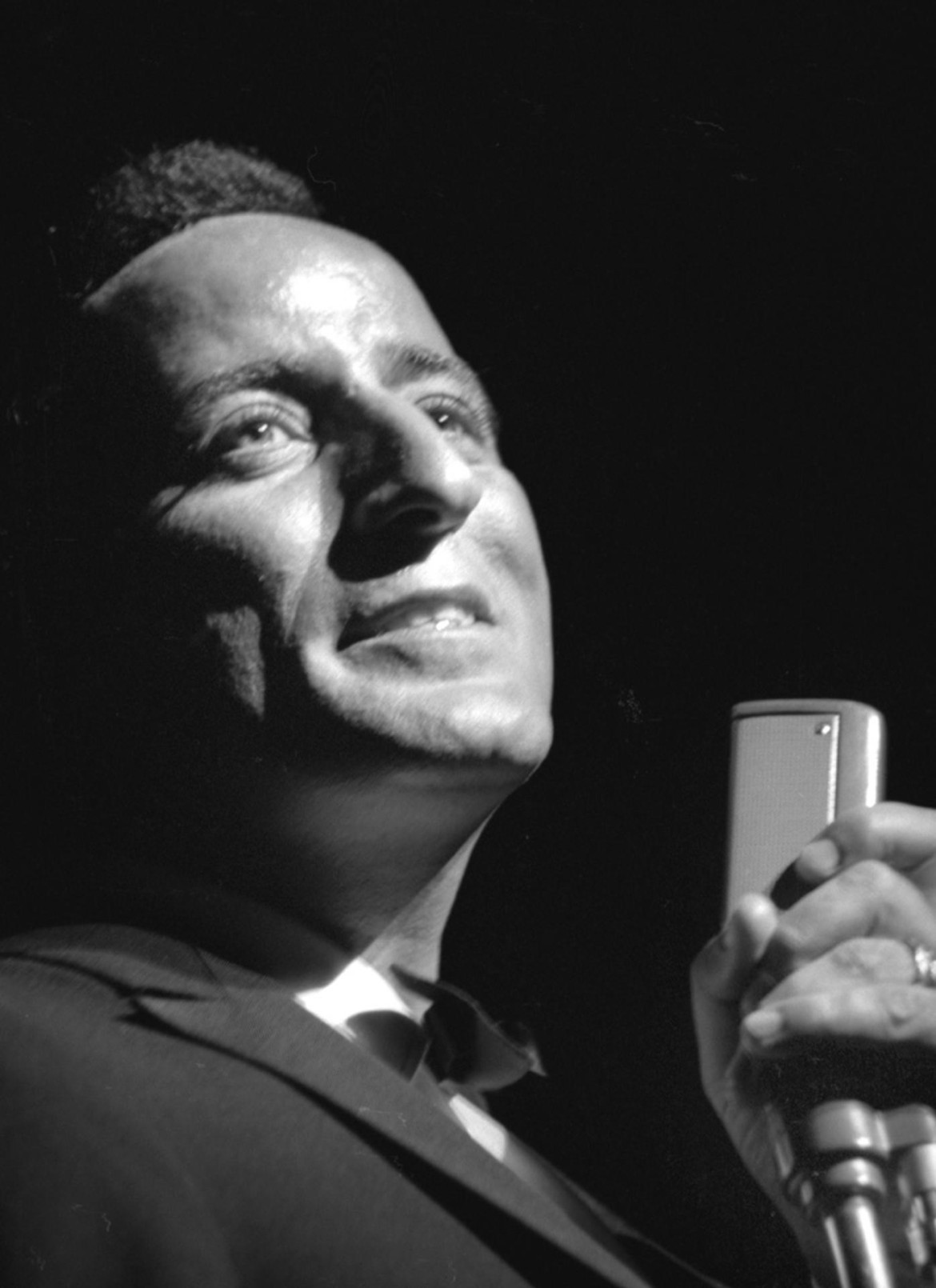 Un joven Tony Bennett en el escenario de la inauguración del Dunes Hotel en Las Vegas, Nevada, en 1962. Foto: EFE