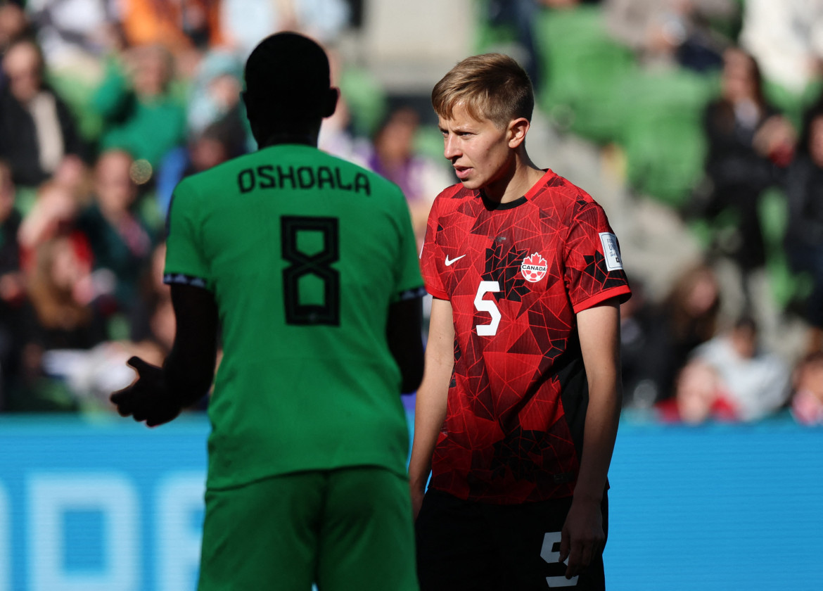 Rebecca Quinn hizo historia en la selección de Canadá ante Nigeria. Foto: Reuters.