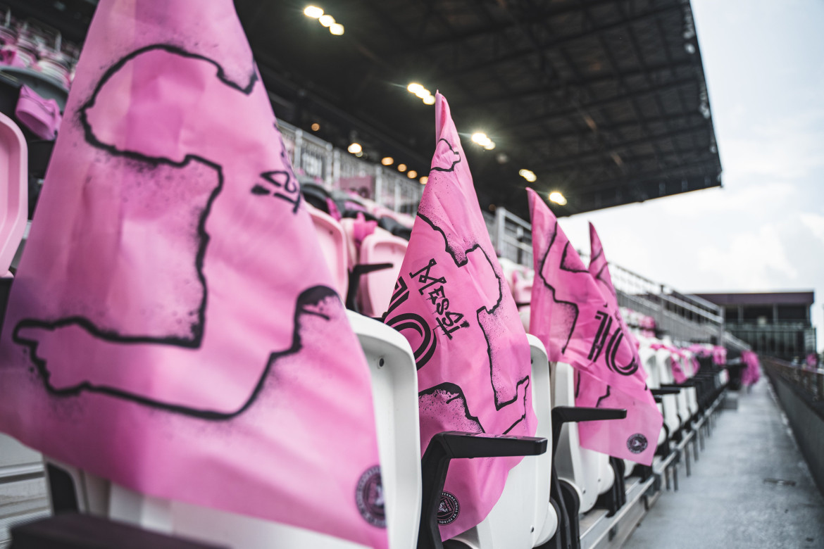 Los banderines que preparó Inter Miami en las tribunas del DRV PNK Stadium. Foto: Twitter @InterMiamiCF.