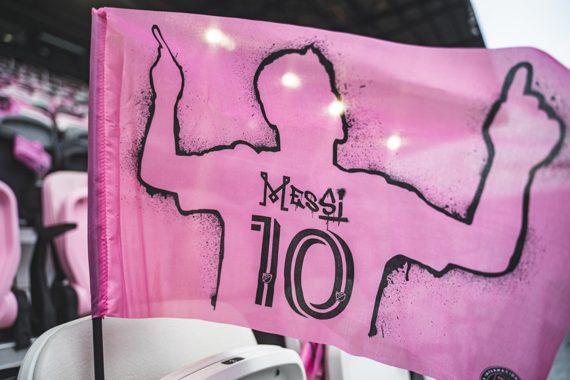El mítico festejo de Lionel Messi reflejado en los banderines. Foto: Twitter @InterMiamiCF.
