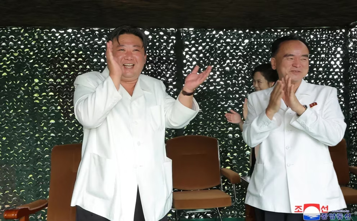 El líder norcoreano Kim Jong Un reacciona durante el lanzamiento del misil balístico. Foto: Reuters