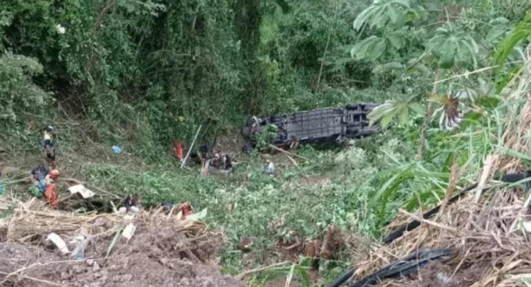 Accidente fatal de un colectivo en Colombia. Foto: @OGRDSantander.