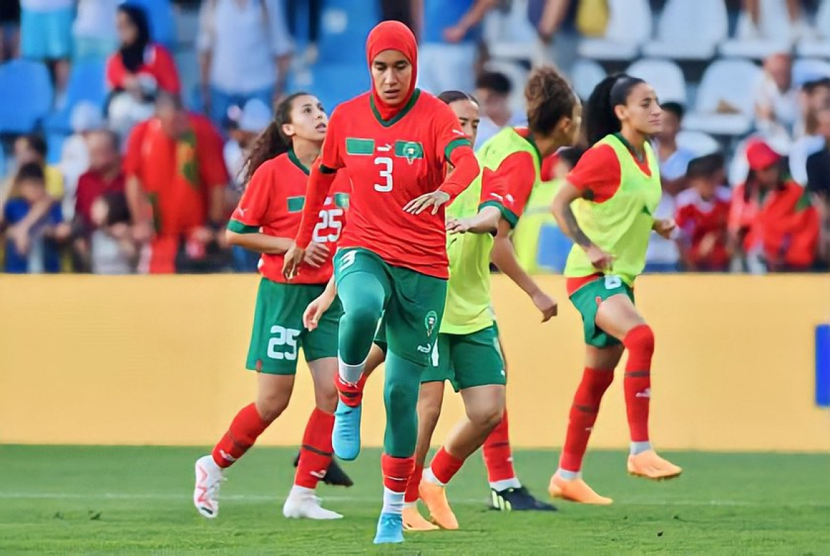 Nouhaila Benzina, primera jugadora en utilizar el hiyab en un Mundial. Foto: Instagram.