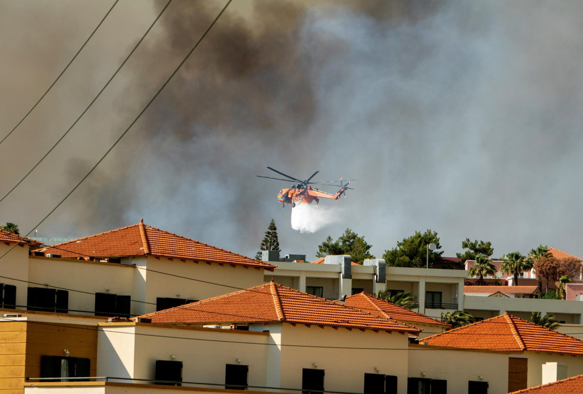 Un helicóptero apagando incendios en la isla de Rhodes, Grecia. Foto: EFE.