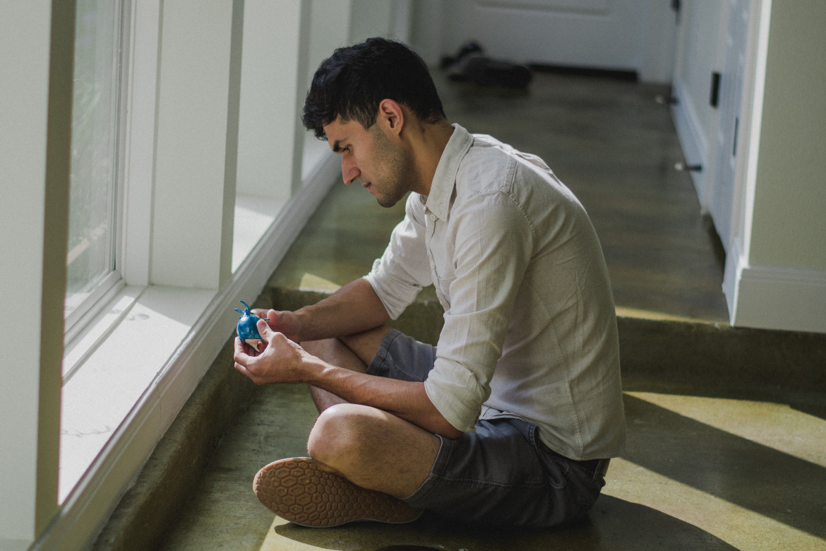 Sentarse en el piso durante el día es beneficioso para la salud. Foto: Unsplash.