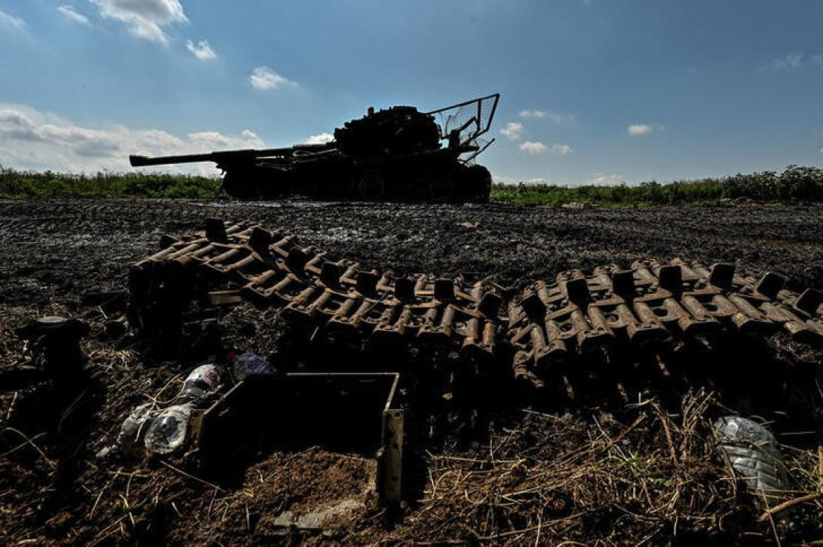 Tanque destruido en Novodarivka, una región de Zaporiyia. Foto: Reuters.