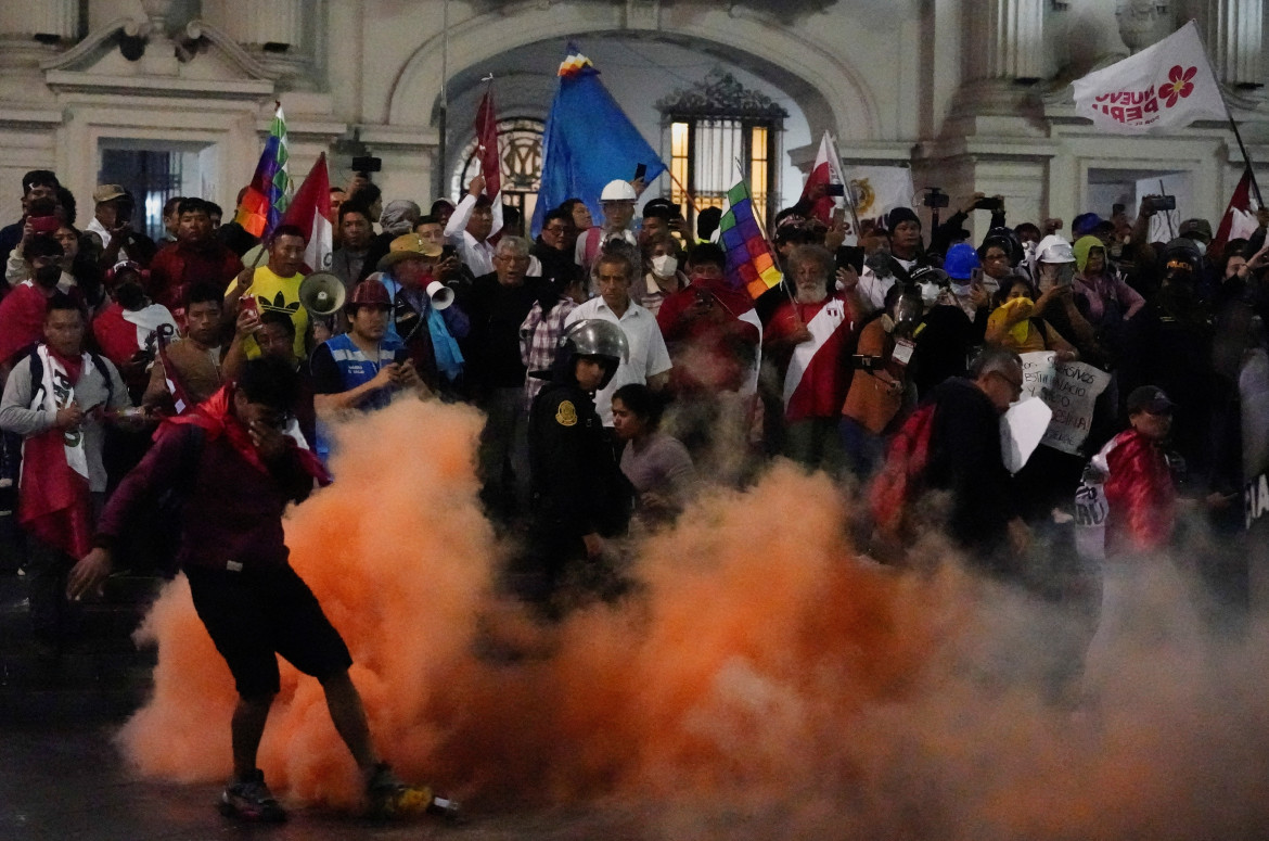 Represión a protestas en Perú. Foto: Reuters.