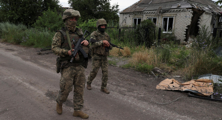 Guerra entre Rusia y Ucrania. Avance de soldados ucranianos. Foto: NA.