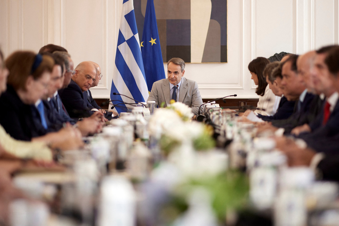 Mitsotakis en reunión. Foto: Reuters.