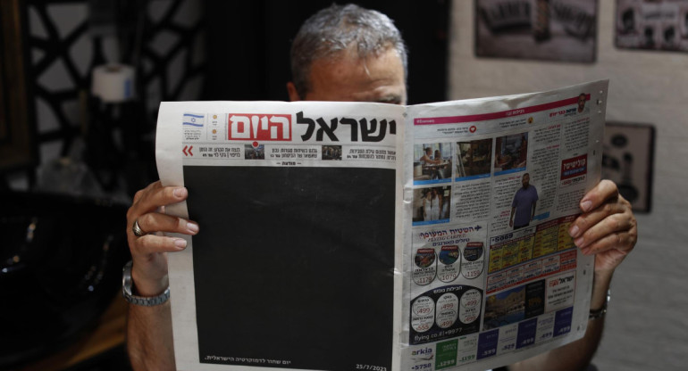 Los diarios israelíes amanecen con portadas negras. Foto: EFE.
