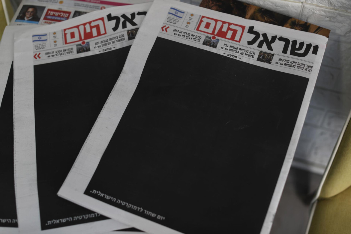 Los diarios israelíes amanecen con portadas negras. Foto: EFE.