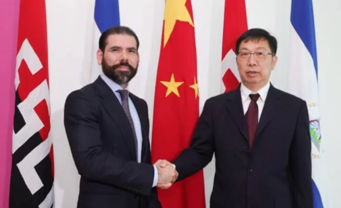 Laureano Ortega, hijo de Daniel Ortega, junto con Chen Xi, embajador chino. Foto: prensa