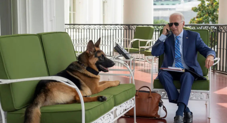 Joe Biden con su perro Commander.