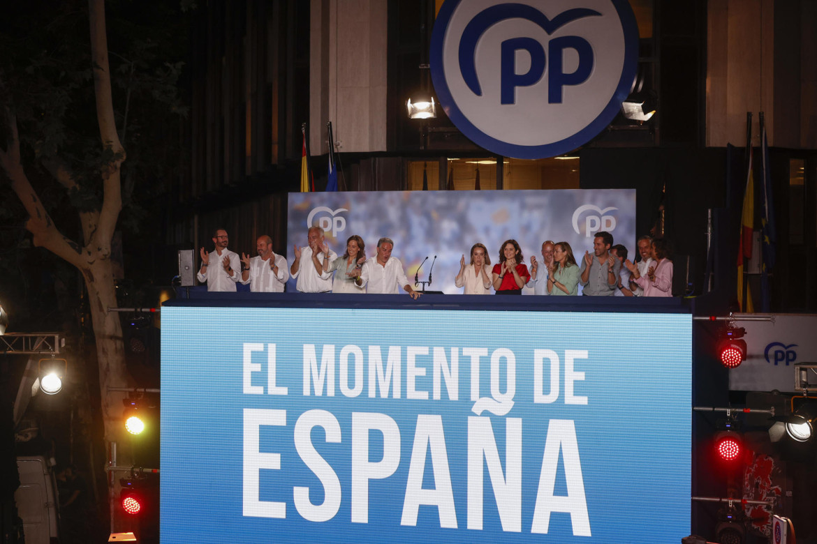 Integrantes del Partido Popular saludan a los simpatizantes en la sede de los populares en Madrid tras conocerse los resultados en las elecciones. Efe