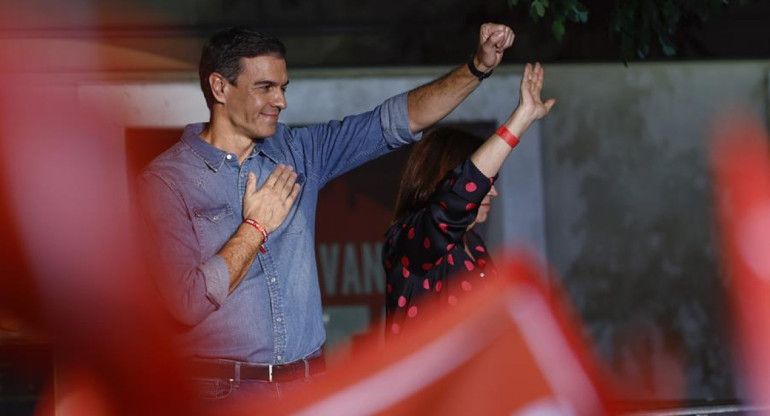El presidente del Gobierno y líder del PSOE, Pedro Sánchez saluda a los militantes y simpatizantes socialistas. Efe