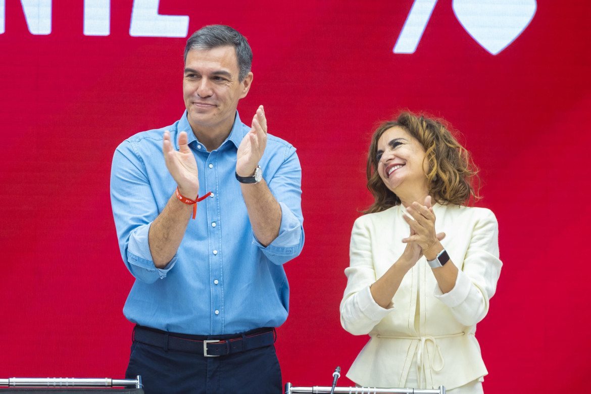 El presidente del Gobierno en funciones, Pedro Sánchez junto a la ministra de Hacienda, María Jesús Montero Cuadrado. Efe
