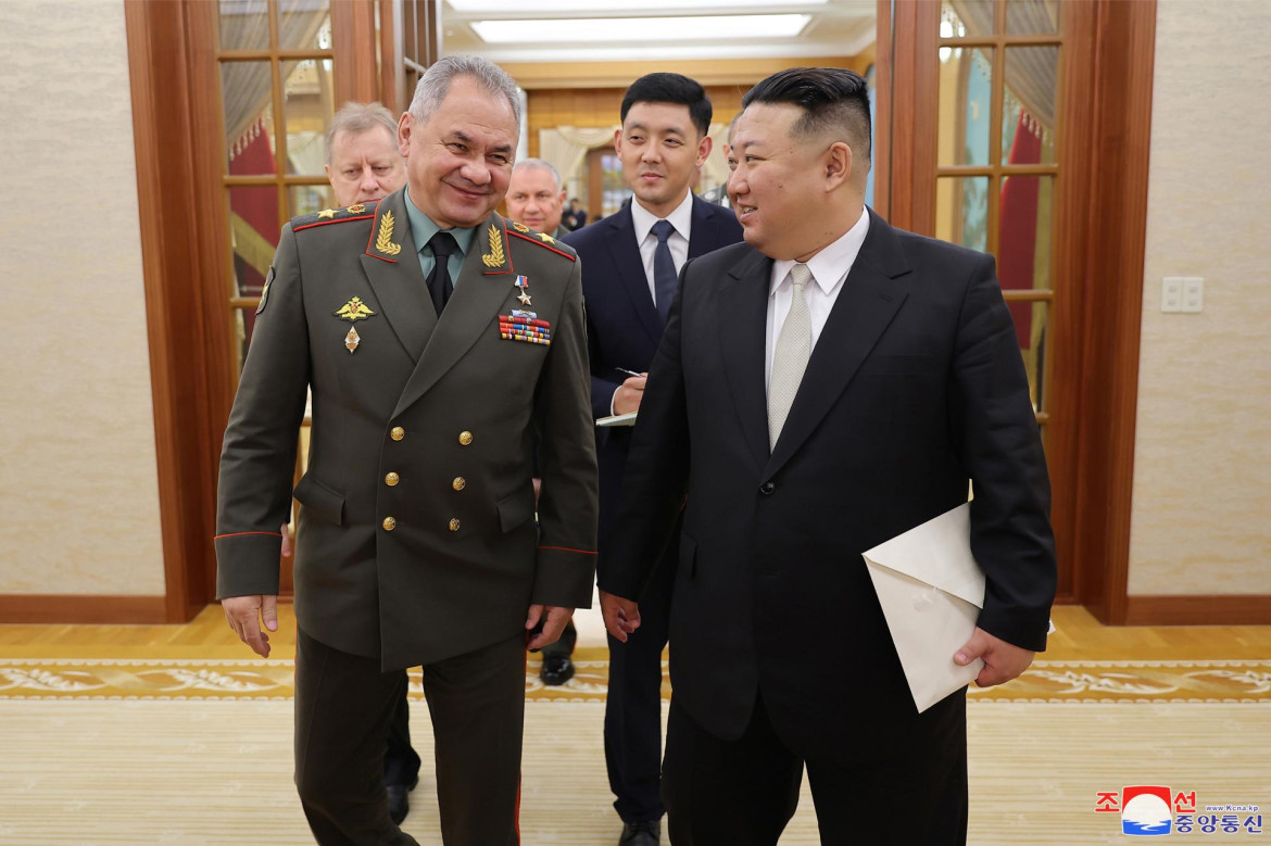 Kim Yong-un, líder norcoreano junto al ministro de Defensa ruso, Sergéi Shoigu. Foto:EFE