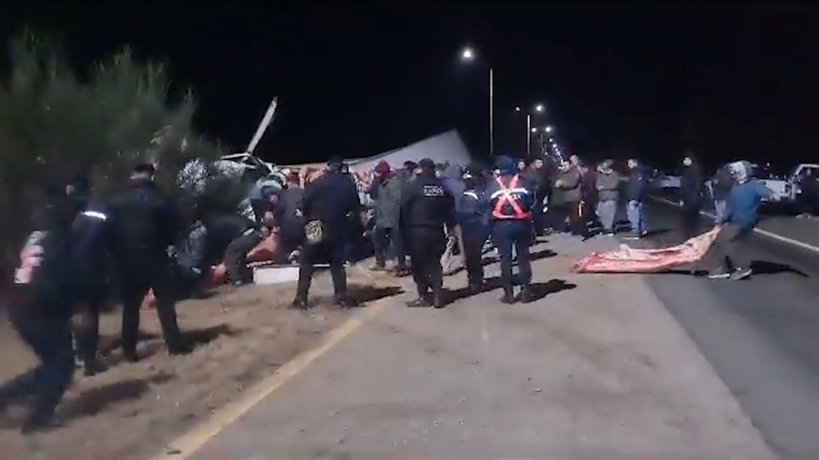 Más de 50 personas saquearon un camión que volcó en San Luis. Foto: captura de pantalla.
