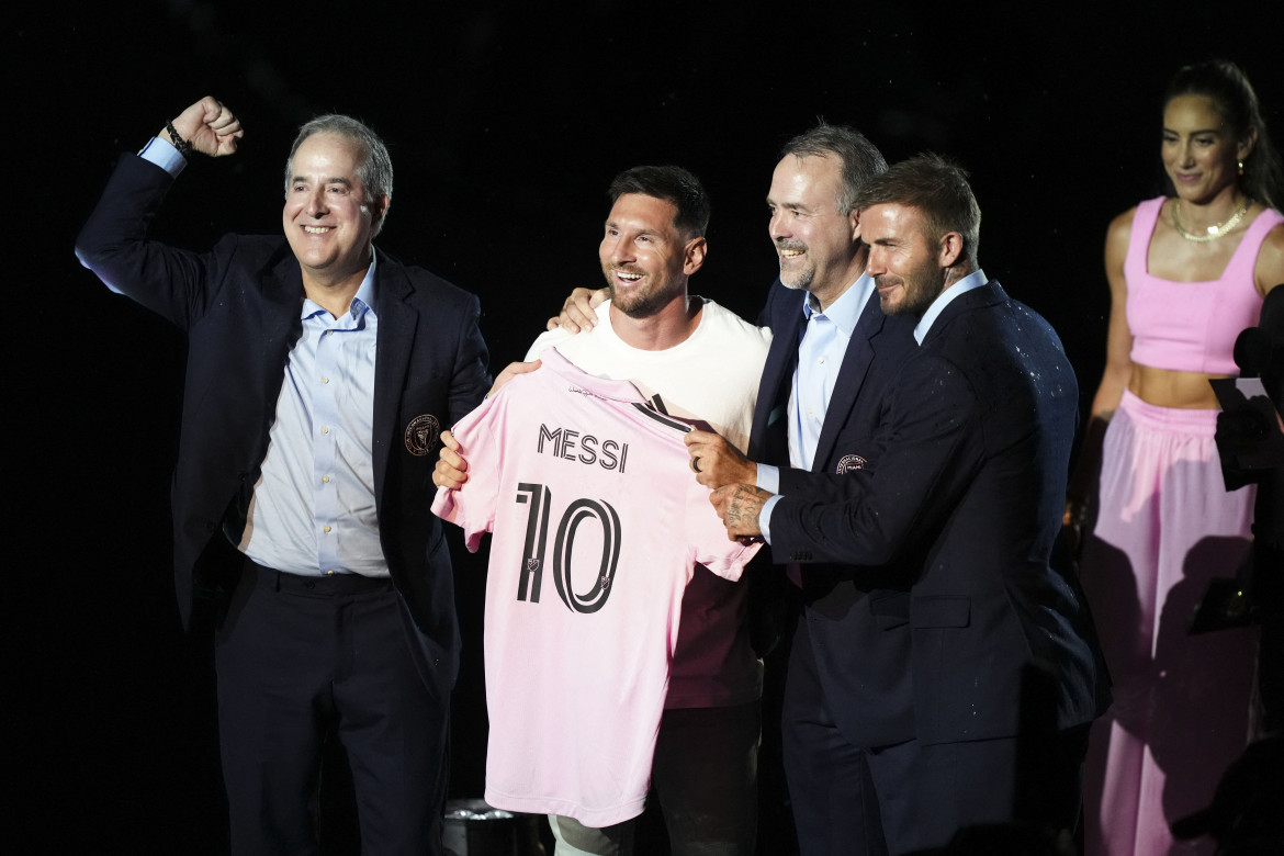 David Beckham junto a Lionel Messi en el día de su presentación. Foto: Reuters.