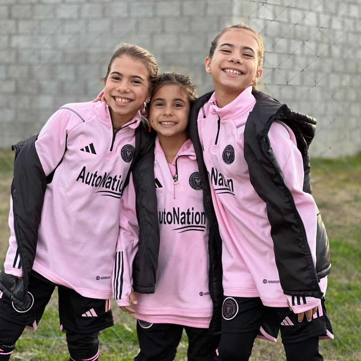 Las hijas de Cinthia Fernández, felices con su ropa del Inter Miami. Foto: Instagram.