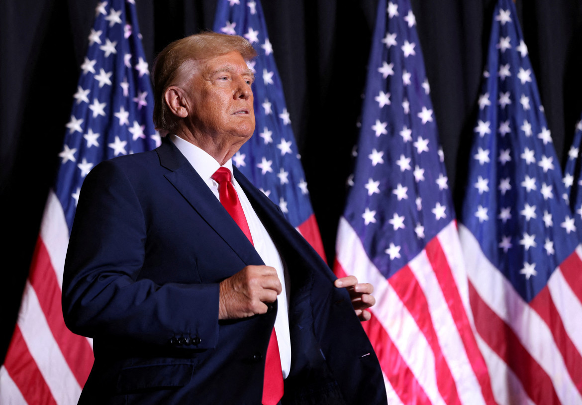 Donald Trump recibió tres cargos más en la causa por los documentos clasificados. Foto: Reuters.