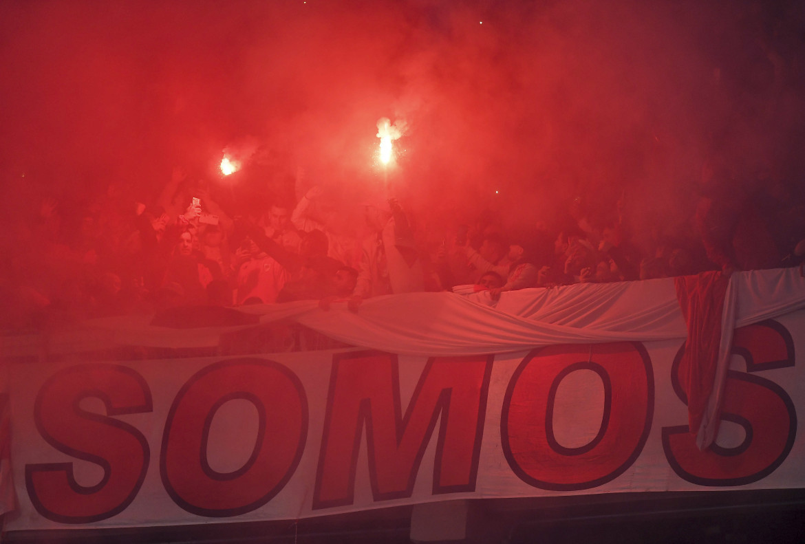 Las bengalas no faltaron en las tribunas del estadio Más Monumental. Foto: Télam.