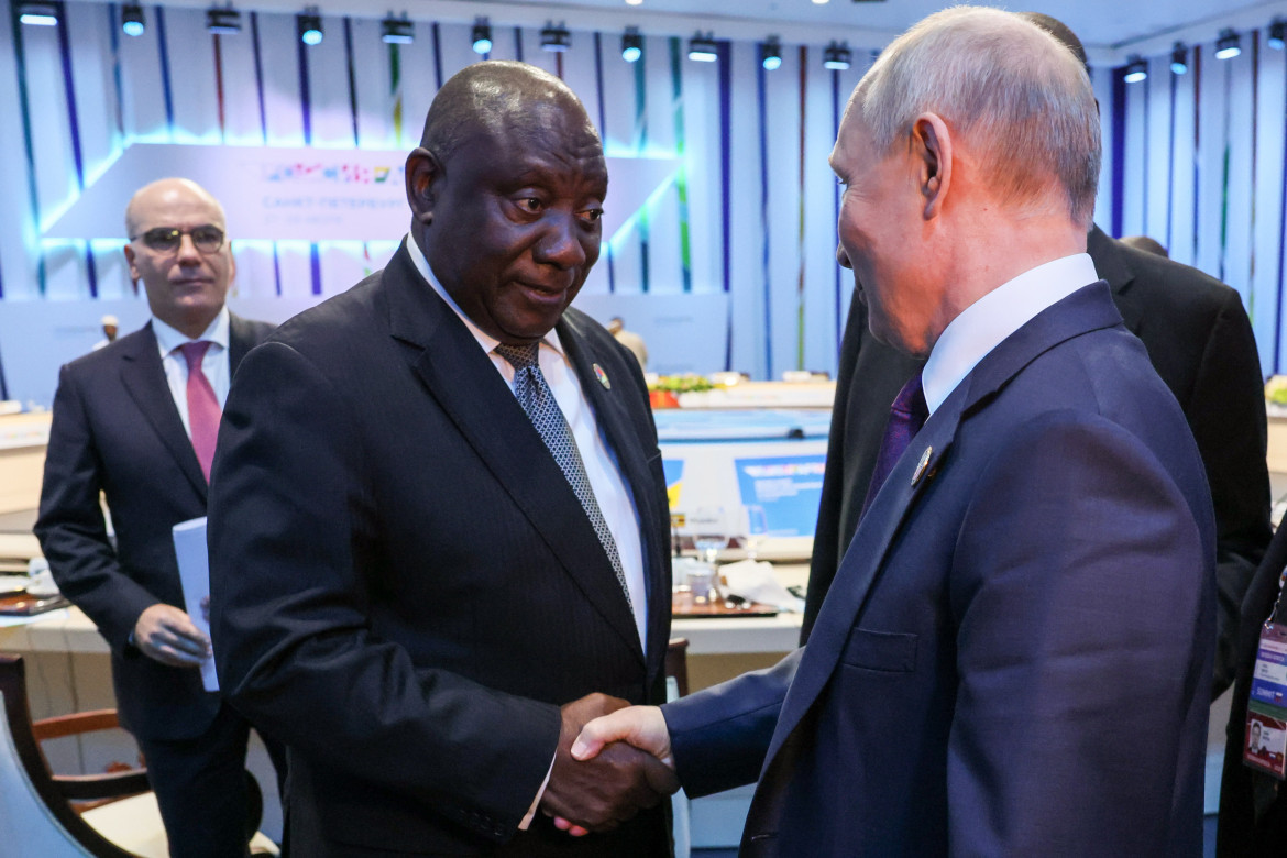 Cyril Ramaphosa y Vladimir Putin en la cumbre Rusia-Africa. Foto: EFE.