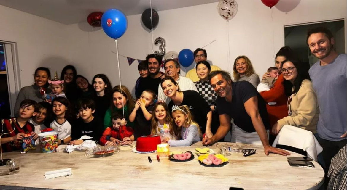 La histórica foto de Eugenia "La China" Suárez, Pampita y Benjamín Vicuña en el cumple de Amancio. Foto: Instagram @sangrejaponesa.