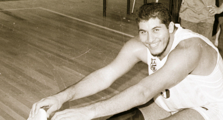 Jorge González se destacó en el básquet por su gran altura pero su carrera fue fugaz. Foto: CABB.