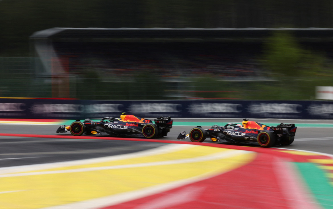 Sergio Pérez seguido por Max Verstappen. Foto: Reuters.