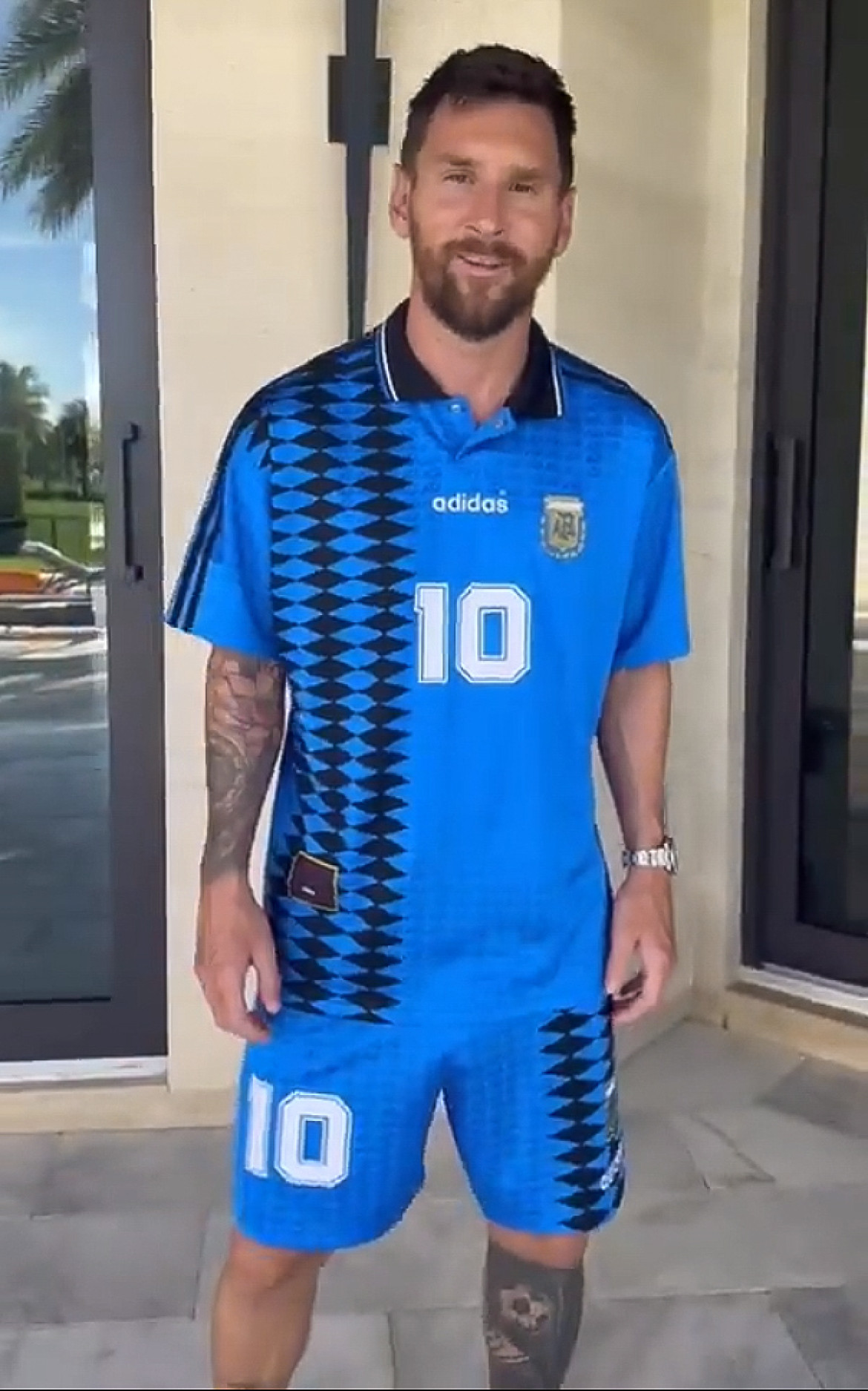 Lionel Messi posó con la camiseta que usó Maradona en su último Mundial. Foto: NA.