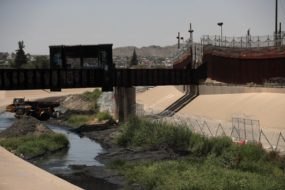 Limpian el río. Foto: EFE.