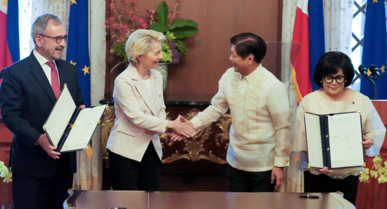Reunión de Úrsula Von der Leyen, presidenta de la Comisión Europea, con el mandatario filipino, Ferdinand Marcos Jr. Foto: Reuters.