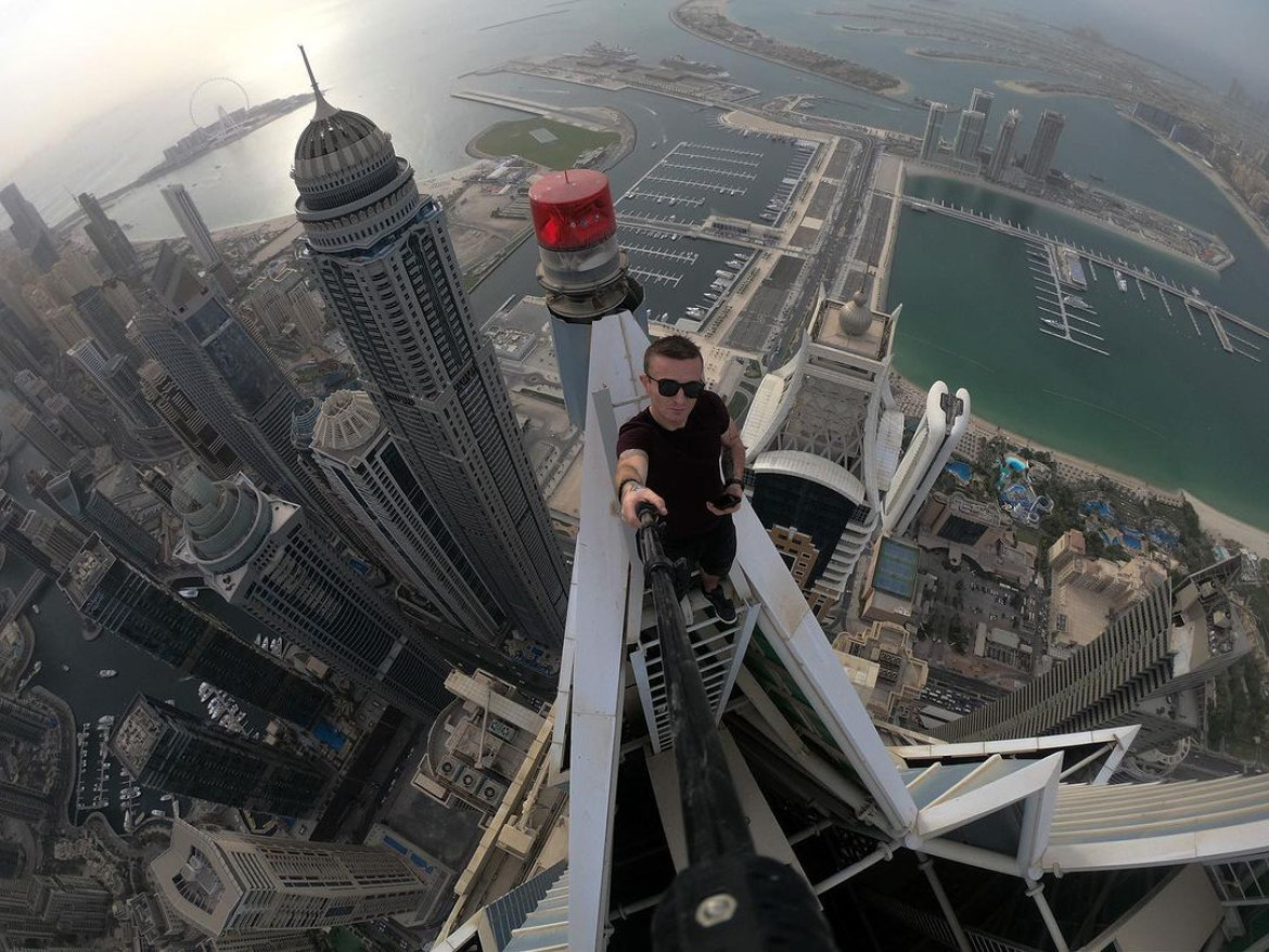 Remi Enigma en la cima de una torre en Emiratos Árabes Unidos. Foto: Instagram @remnigma.