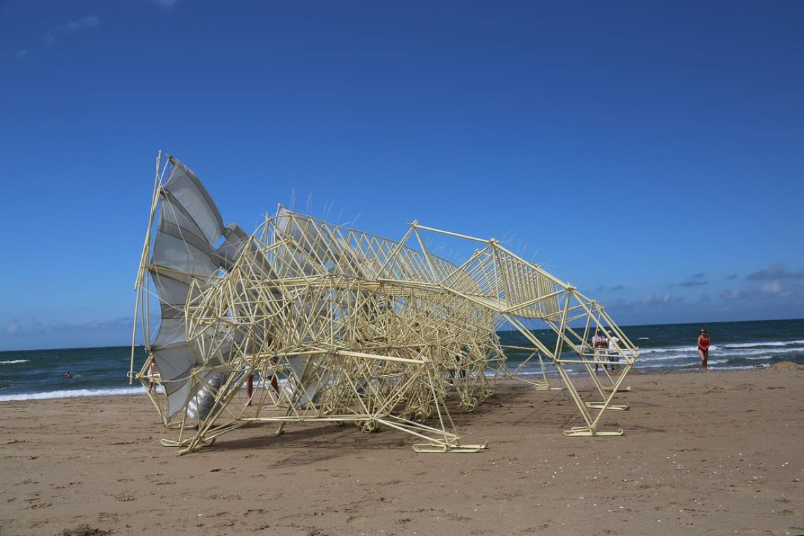 Uno de los "Strandbeests" diseñados por Theo Jansen. Foto: Instagram @theojansen_official.