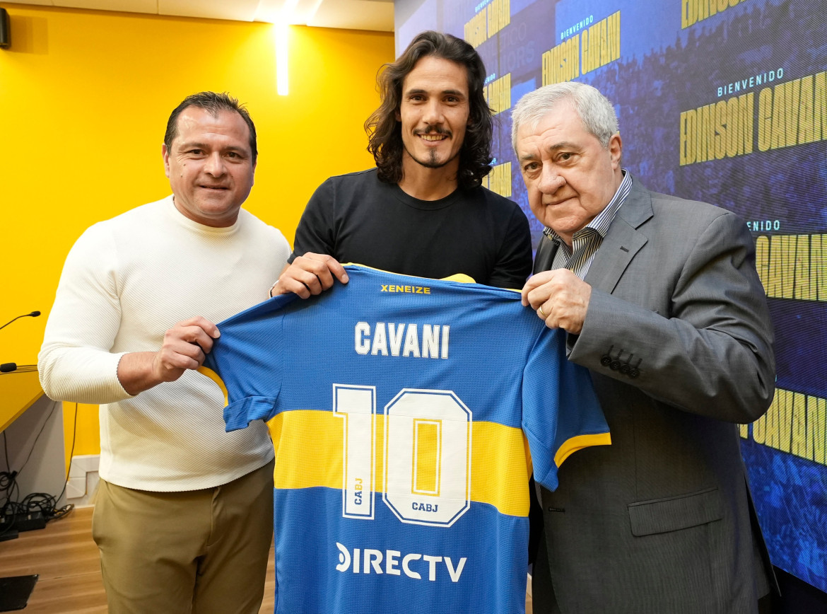 Edinson Cavani posó con la 10 de Boca. Twitter @BocaJrsOficial.