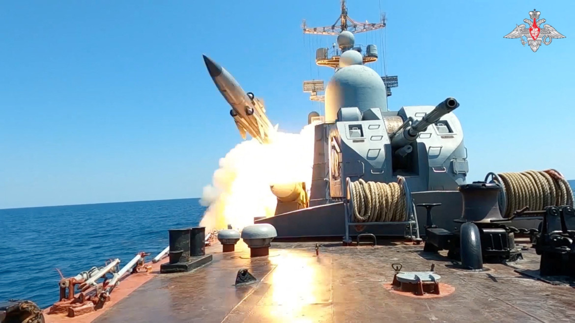 Buque de la Armada de Rusia, lanzamiento de misil. Foto: Reuters.