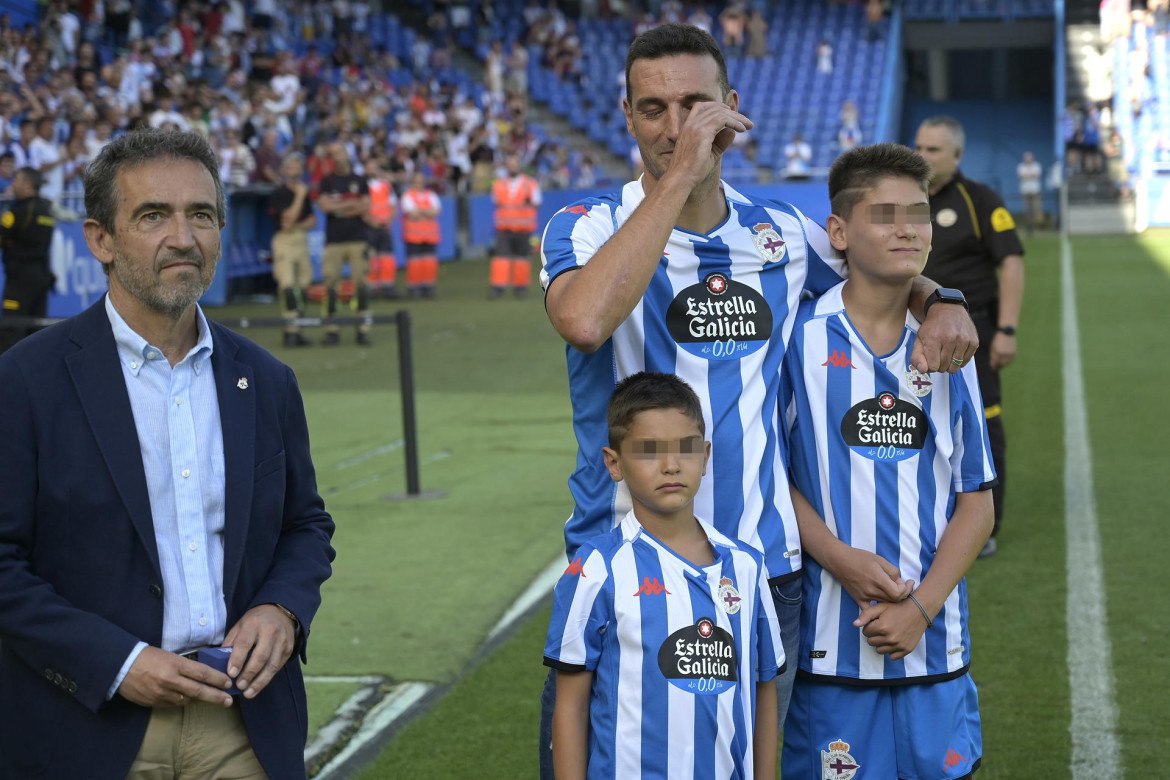 Homenaje a Lionel Scaloni en Deportivo La Coruña. Foto: EFE