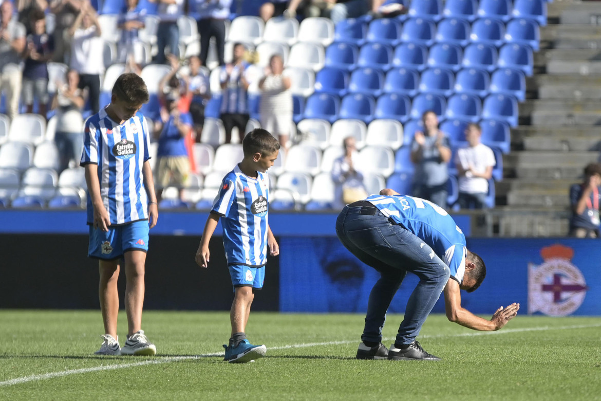 Homenaje a Lionel Scaloni en Deportivo La Coruña. Foto: EFE