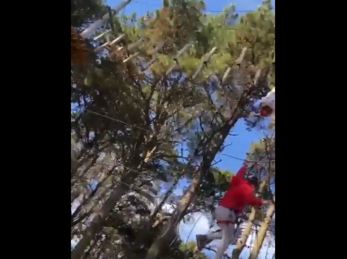 Dramático rescate de una niña de 11 años que quedó colgada a 10 metros de altura. Foto: Captura de pantalla.