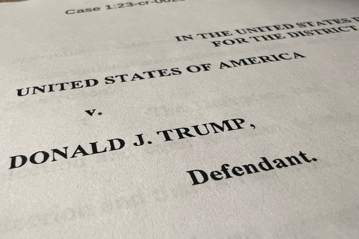 El escrito donde se lo imputa formalmente a Donald Trump. Foto: Reuters