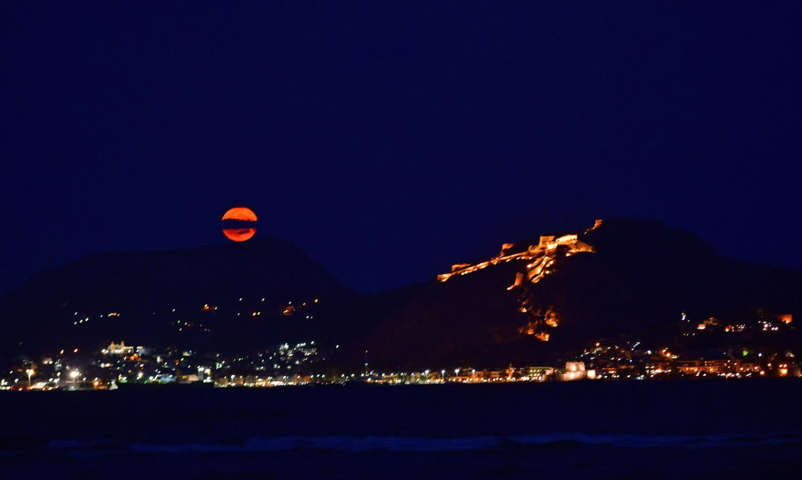 Luna de Esturión sobre el Peloponeso. Foto: EFE.