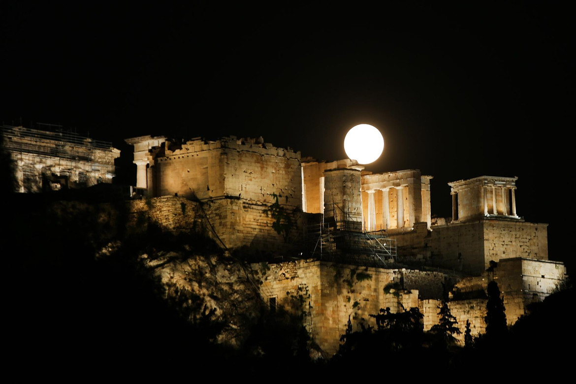 Luna de Esturión sobre Atenas. Foto: EFE.