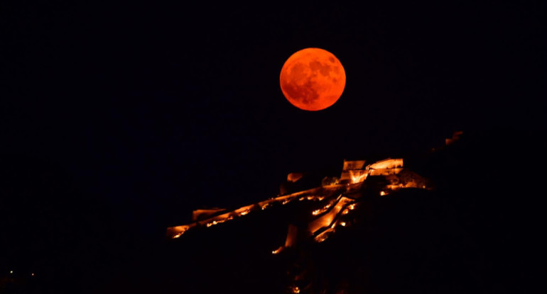 Luna de Esturión sobre el Peloponeso. Foto: EFE.