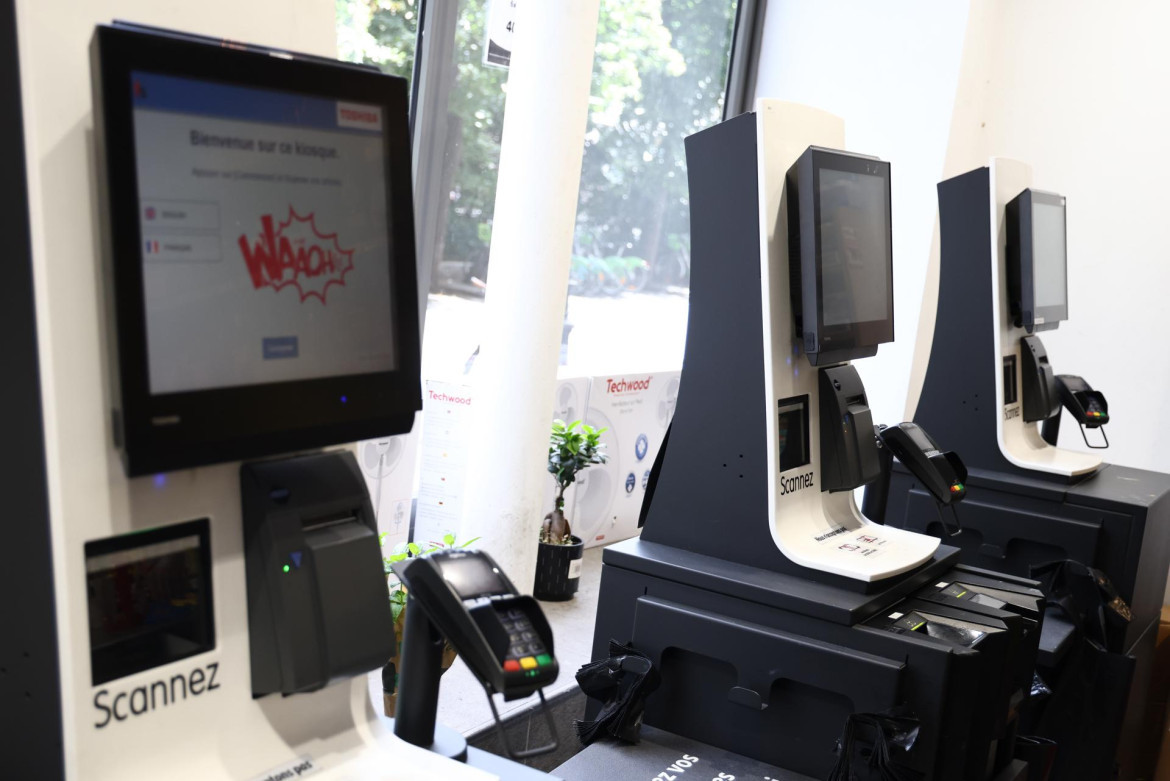 Cajeros automáticos de un supermercado de París. Foto: EFE.